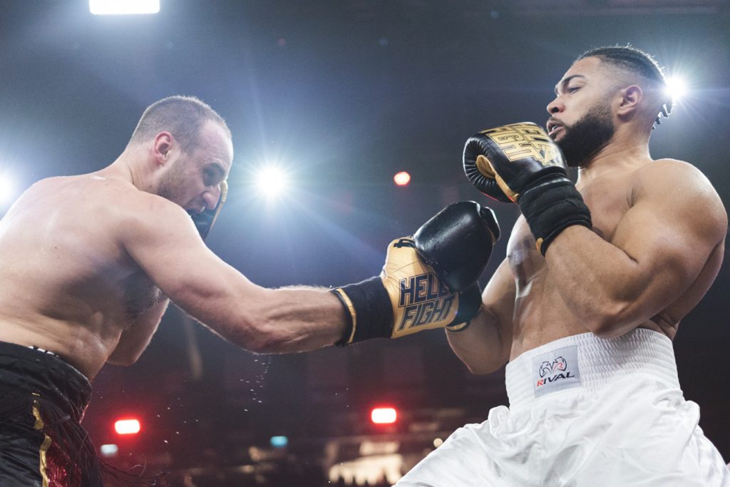 Bouřlivé finále HELL Boxing Kings korunovalo své šampiony. Immanuel Adenubi veze vítězství do Česka!