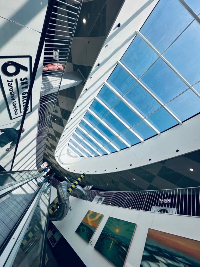 Výstava Jaroslava Valečka: Příběhy pod obzorem ve Sky Gallery / OC Šestka