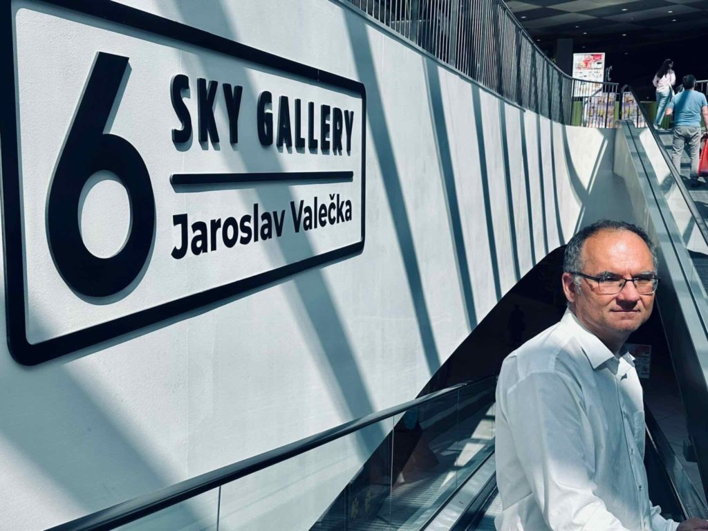 Výstava Jaroslava Valečka: Příběhy pod obzorem ve Sky Gallery / OC Šestka