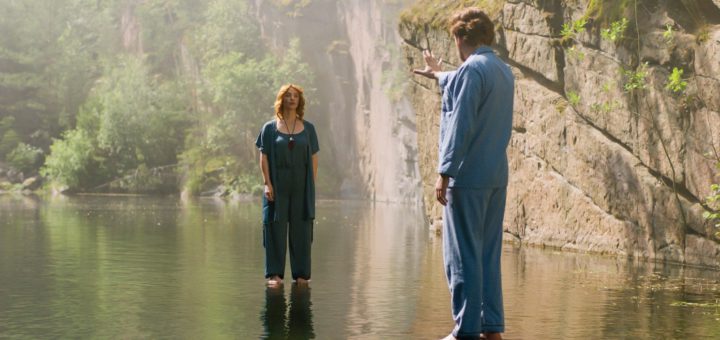 Vica Kerekes a Petr Lněnička jako Černaja a Perun kráčejí po vodní hladině ve filmu Máma a Táta jsou Boží.